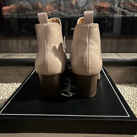 Super cute booties!! - Picture 2 of 3